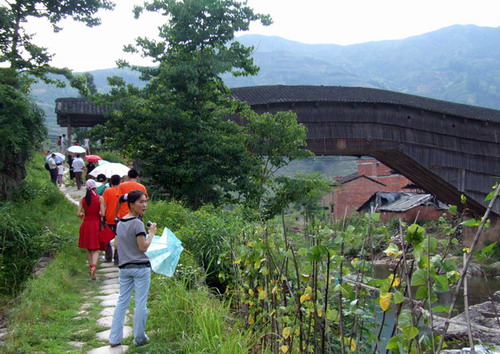 省建行龙卡汽车卡廊桥寻梦之旅寿宁助学行