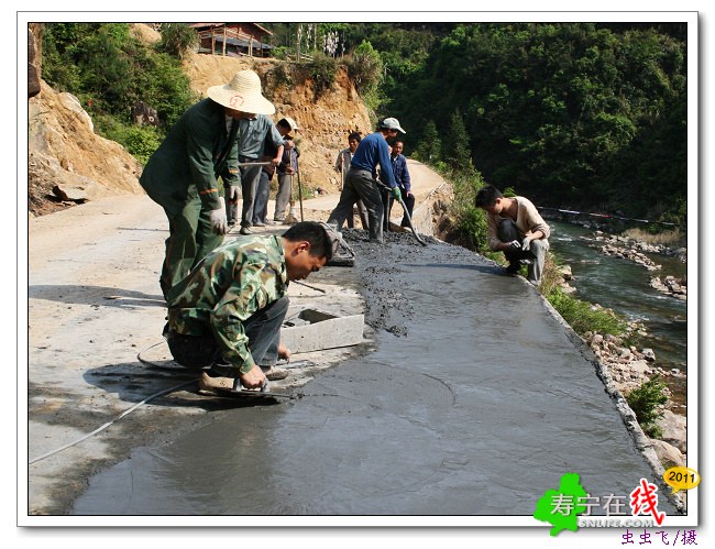 道路拓宽还在继续.jpg