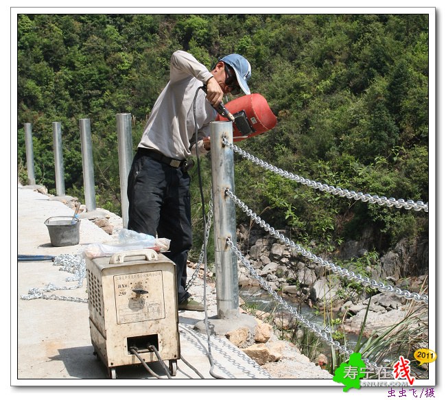 “寻梦路”护栏正在建设中1.jpg