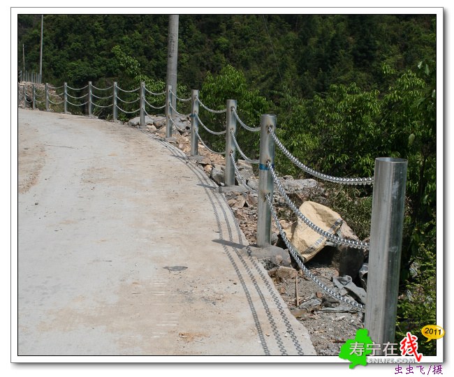 “寻梦路”护栏正在建设中.jpg