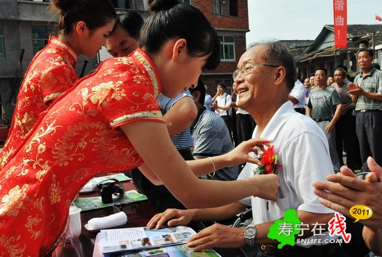 竹管垅“华东新村”捐赠仪式_05.jpg