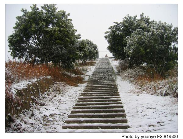 今年的第一场冬雪——中午拍于三峰寺