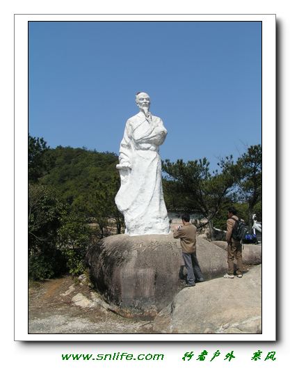 怪石凌立的金鸡山风景区