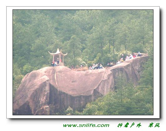 怪石凌立的金鸡山风景区