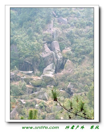 怪石凌立的金鸡山风景区